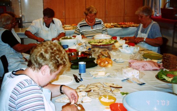 Sozialfrauen bei der Buffet-Vorbereitung