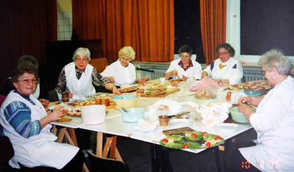 Sozialfrauen beim Brotschmieren