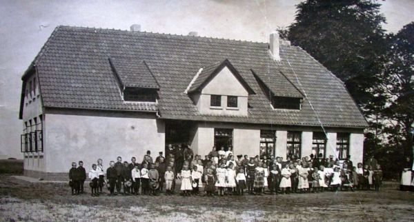 Einweihung der Freschluneberger Schule